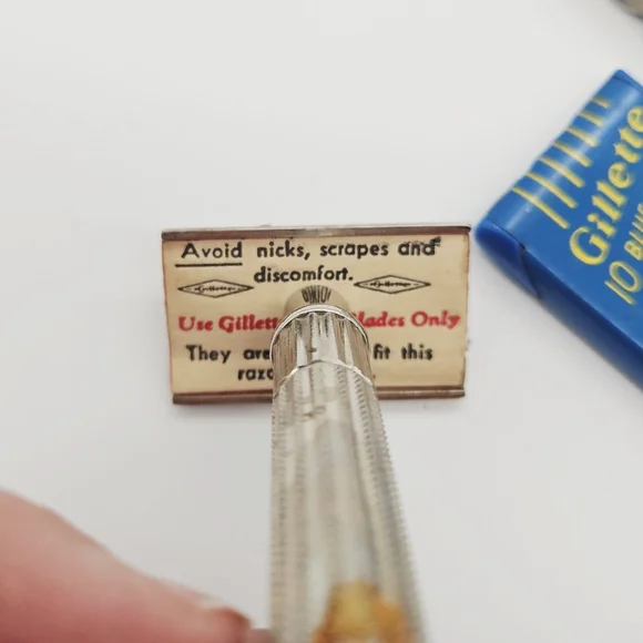 VINTAGE | Gillette Tech Razor original box & razor case - Picture 4 of 6
